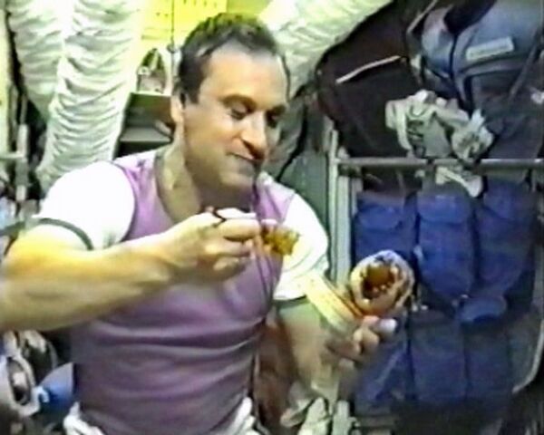 El menú de cosmonautas rusos es ¡para chuparse los dedos! - Sputnik Mundo