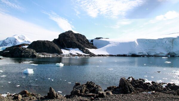 Científicos rusos alcanzan superficie del lago Vostok a casi 3.800 metros bajo hielo antártico - Sputnik Mundo