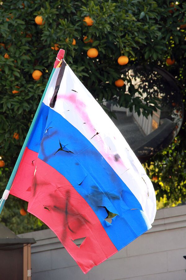 Rusia eleva protesta ante Japón por su negativa a procesar a los extremistas que profanaron la bandera rusa - Sputnik Mundo