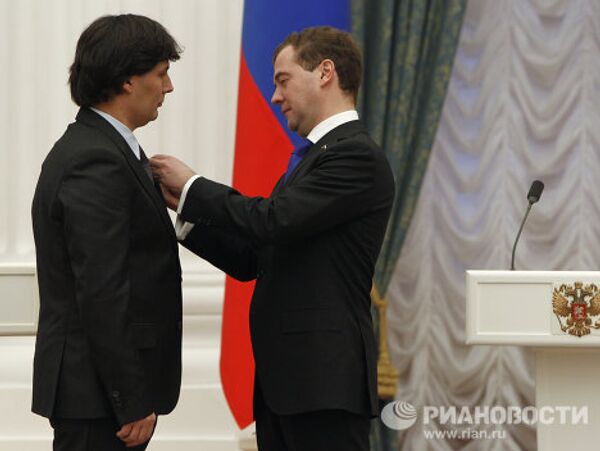 Medvédev premia a científicos y deportistas en Kremlin - Sputnik Mundo