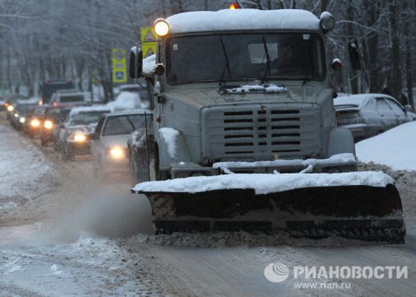 Moscú entre montones de nieve y charcos enormes - Sputnik Mundo