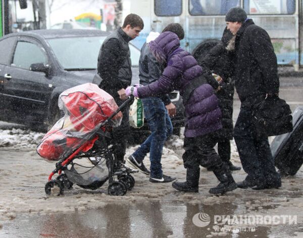 Moscú entre montones de nieve y charcos enormes - Sputnik Mundo