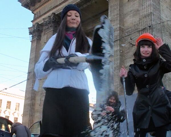 Chicas con minifaldas y tacones quitan nieve en San Petersburgo - Sputnik Mundo
