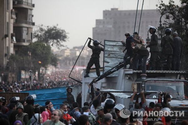 Habitantes de El Cairo desmontan barricadas y limpian la plaza Tahrir - Sputnik Mundo