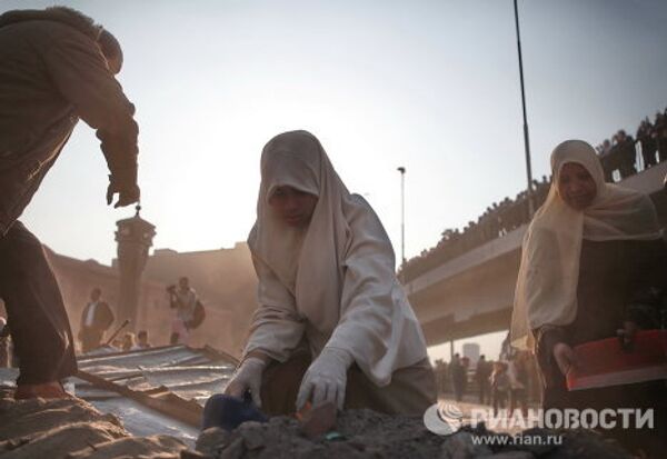 Habitantes de El Cairo desmontan barricadas y limpian la plaza Tahrir - Sputnik Mundo