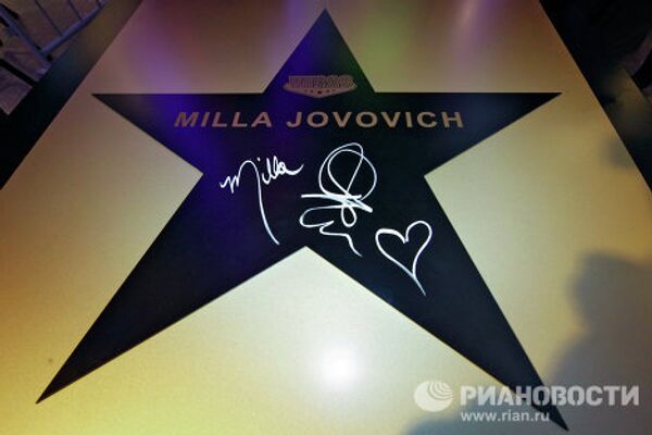 Milla Jovovich, estrella de Hollywood, visita Moscú - Sputnik Mundo