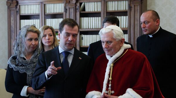 Expresidente de Rusia, Dmitri Medvédev, y el papa Benedicto XVI - Sputnik Mundo