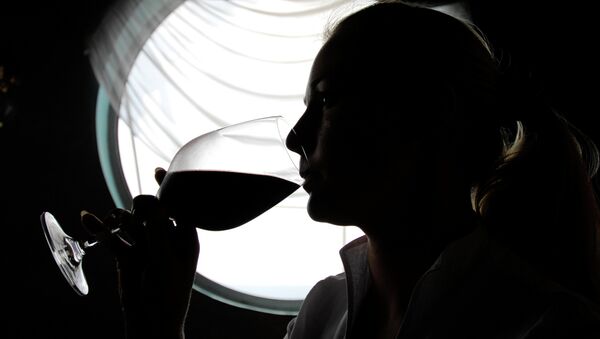 Consumo excesivo de alcohol antes del primer embarazo aumenta el riesgo del cáncer de mama - Sputnik Mundo