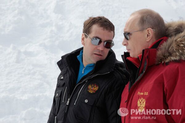 Дмитрий Медведев и Владимир Путин посетили горнолыжный комплекс Роза Хутор - Sputnik Mundo