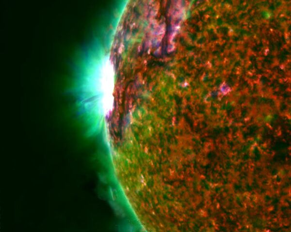 Emisión de plasma solar causa fuerte tormenta magnética en la Tierra - Sputnik Mundo