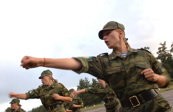 Rusia crea el primer pelotón femenino de fuerzas paracaidistas - Sputnik Mundo