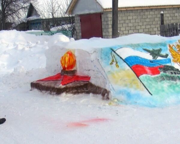 Habitante de la aldea Bolshoi Nagatkino pinta cuadros sobre montones de nieve - Sputnik Mundo