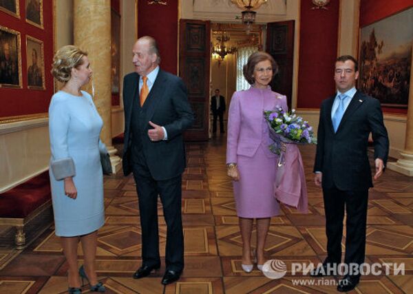 Dmitri y Svetlana Medevédev y la pareja real de España visitan el Hermitage  - Sputnik Mundo