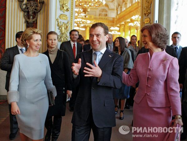 Dmitri y Svetlana Medevédev y la pareja real de España visitan el Hermitage  - Sputnik Mundo