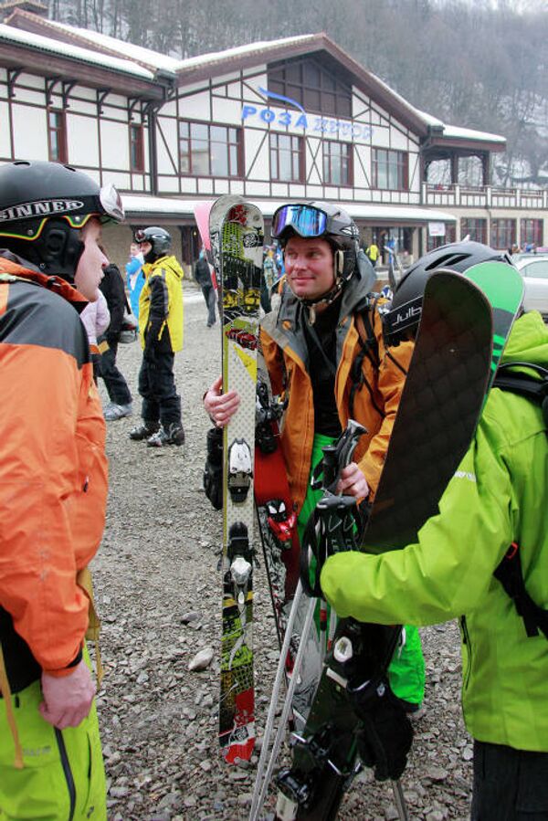 Los primeros turistas en la estación de esquí alpino Rosa Jútor - Sputnik Mundo