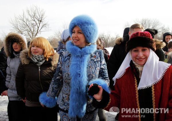 Esposa del presidente ruso acude a los festejos de la Máslenitsa - Sputnik Mundo