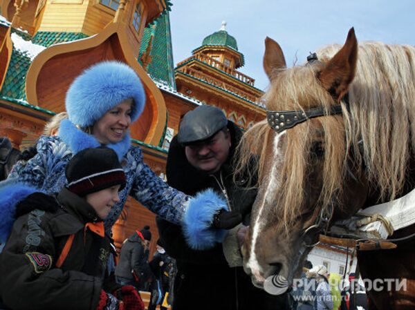 Esposa del presidente ruso acude a los festejos de la Máslenitsa - Sputnik Mundo