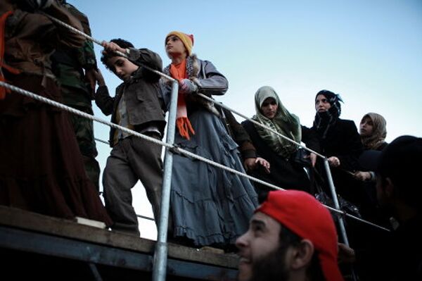 Miles de personas intentan abandonar Libia a través del puerto de Bengasi - Sputnik Mundo