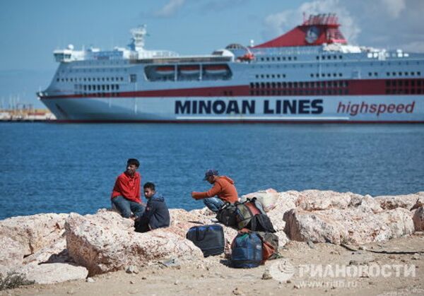 Miles de personas intentan abandonar Libia a través del puerto de Bengasi - Sputnik Mundo