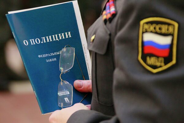 El presidente ruso firma siete decretos que asegurarán el cumplimiento de la Ley de la Policía - Sputnik Mundo