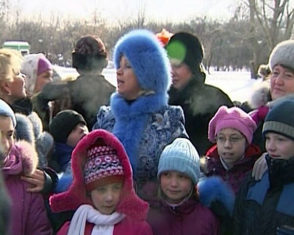 Niños invitan a Svetlana Medvédeva a jugar a la ronda en celebración de la Másletnitsa - Sputnik Mundo