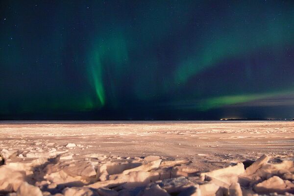 Los tintes mágicos de la aurora boreal en el cielo de Arjánguelsk - Sputnik Mundo