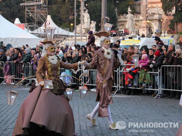 Vestidos medievales y superhéroes modernos en el carnaval de Roma - Sputnik Mundo
