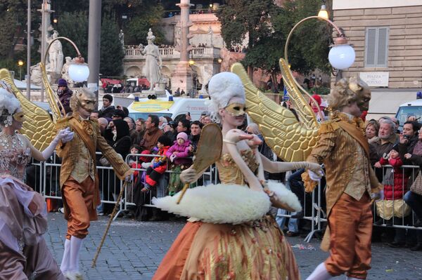Vestidos medievales y superhéroes modernos en el carnaval de Roma - Sputnik Mundo
