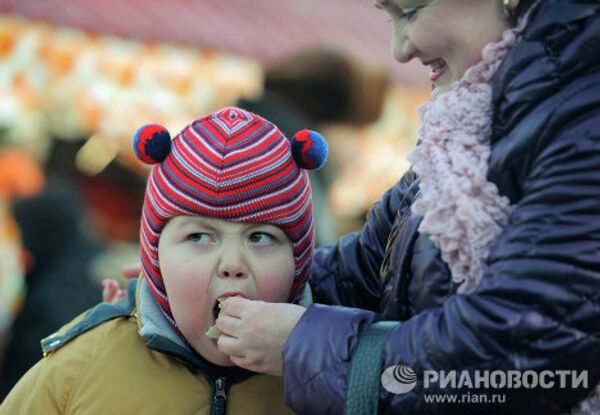 Moscú celebra la fiesta rusa de despedida del invierno, Máslenitsa  - Sputnik Mundo