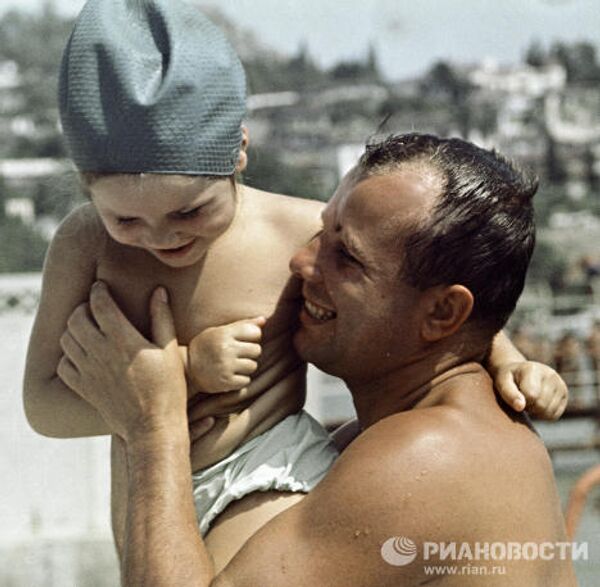 Yuri Gagarin y su familia - Sputnik Mundo
