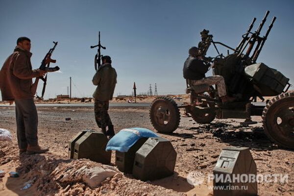 Duros combates entre rebeldes y fuerzas de Gadafi por el control de Ras Lanuf - Sputnik Mundo
