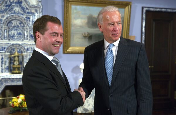 El presidente ruso, Dmitri Medvédev, sostuvo hoy conversaciones con el vicepresidente de EEUU, Joe Biden - Sputnik Mundo