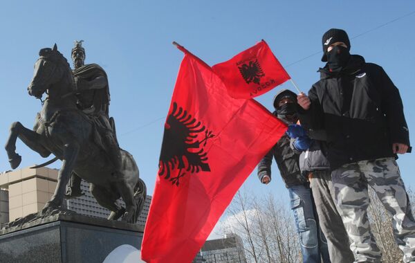Policía de Unión Europea detiene a ex guerrilleros albaneses sospechosos de crímenes de guerra - Sputnik Mundo