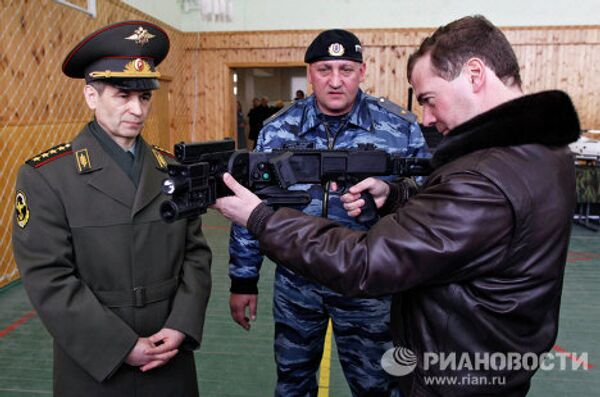 El presidente de Rusia inspecciona la base de la policía antidisturbios Zubr  - Sputnik Mundo