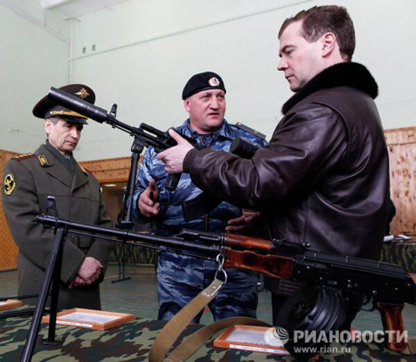 El presidente de Rusia inspecciona la base de la policía antidisturbios Zubr  - Sputnik Mundo