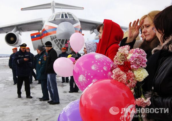 Socorristas rusos recibidos con flores a su regreso desde Japón - Sputnik Mundo