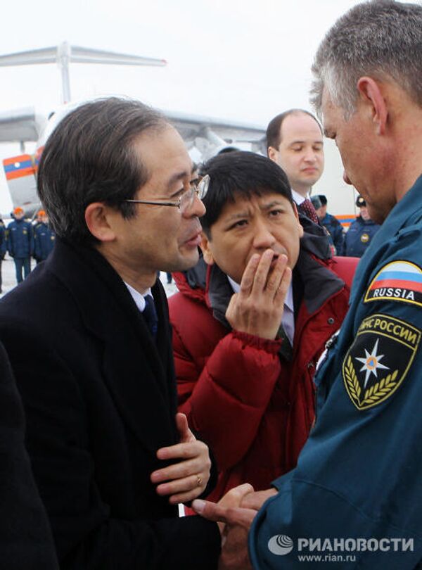 Socorristas rusos recibidos con flores a su regreso desde Japón - Sputnik Mundo