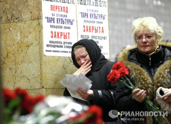 Moscovitas rinden homenaje a víctimas de atentados en metro capitalino - Sputnik Mundo