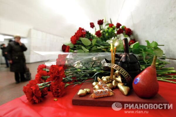 Moscovitas rinden homenaje a víctimas de atentados en metro capitalino - Sputnik Mundo