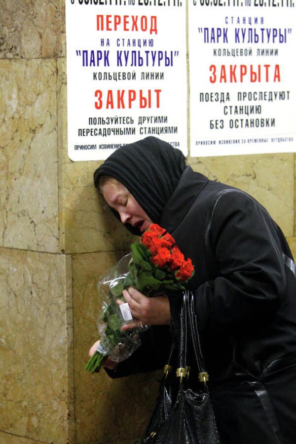 Moscovitas rinden homenaje a víctimas en atentados en metro capitalino - Sputnik Mundo