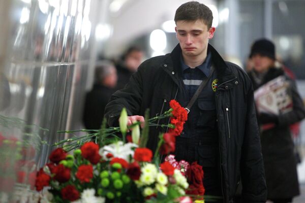 Los moscovitas no se olvidaron de los fallecidos, y el pasado  lunes, 28 de marzo, decenas de personas llevaron flores en memoria de la tragedia. - Sputnik Mundo