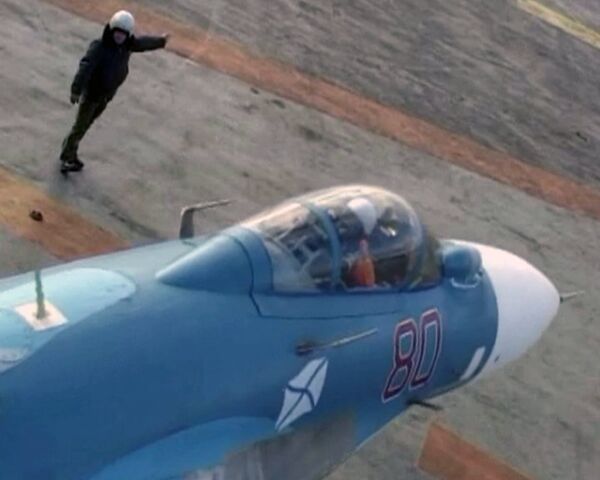 Cazas Su-33 despegan y aterrizan en el portaviones “Almirante Kuznetsov” - Sputnik Mundo