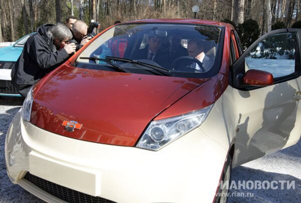 Vladímir Putin tras el volante de Ë-Mobile y de otros coches - Sputnik Mundo