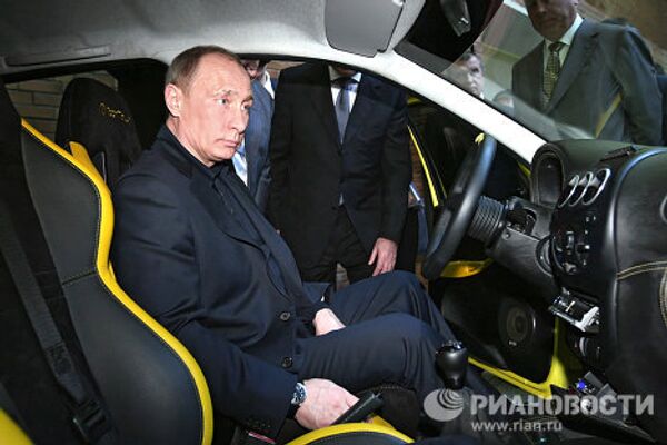Vladímir Putin tras el volante de Ë-Mobile y de otros coches - Sputnik Mundo