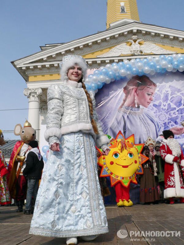 Procesión de personajes mágicos en la ciudad rusa de Kostromá - Sputnik Mundo
