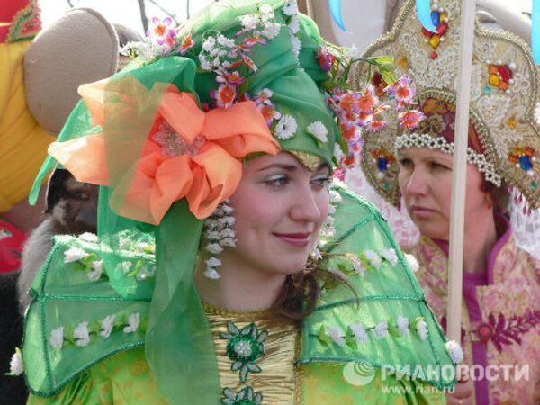 Procesión de personajes mágicos en la ciudad rusa de Kostromá - Sputnik Mundo