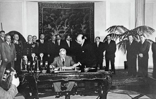 La firma del Pacto de Varsovia en 1955 - Sputnik Mundo