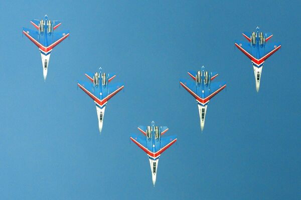 Nueve patrullas acrobáticas asistirán al centenario de la Fuerza Aérea de Rusia - Sputnik Mundo