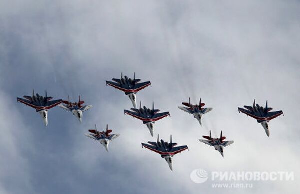 Exhibición de acrobacia aérea con motivo de XX aniversario de escuadrilla Russkie Vitiazi  - Sputnik Mundo