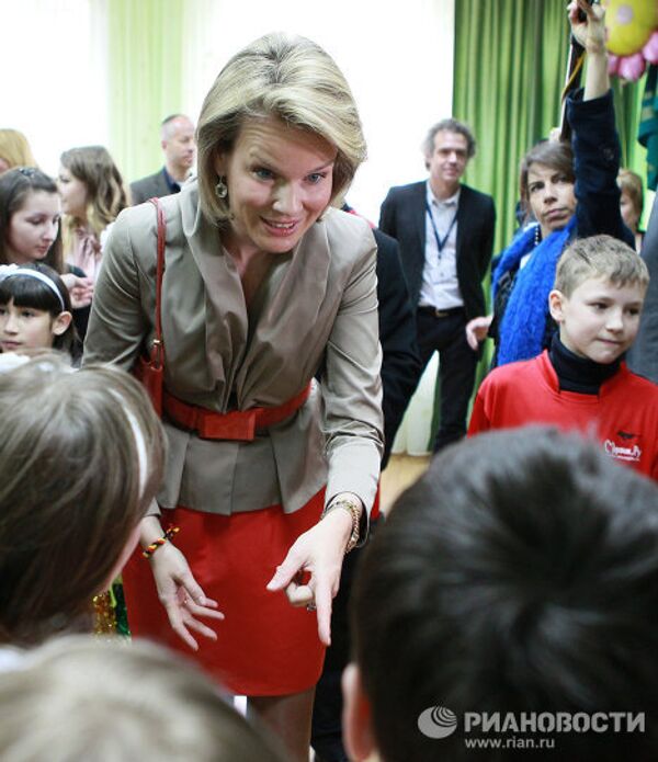 La Princesa Matilde de Bélgica visita un orfanato de Moscú - Sputnik Mundo